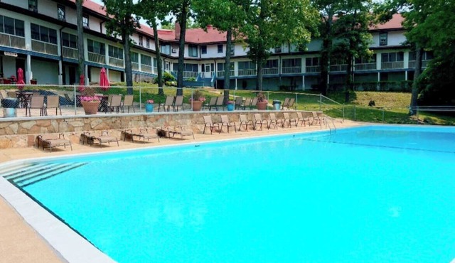 Entire Lodge, 50 rooms, Dinner and Breakfast included, Steelville, MO