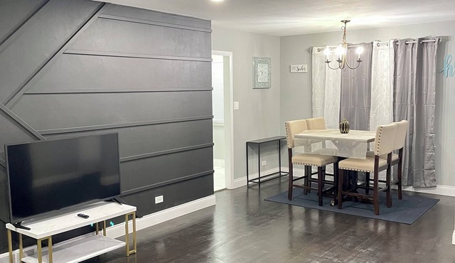 Entire Luxurious Home. Free parking+Fast Wi-Fi Central Location. Private Getaway