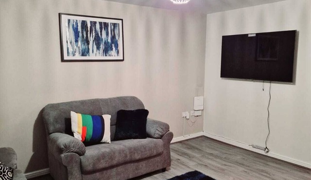 Entire luxurious 3 bedroom house in Wigan,Greater Manchester with free parking.