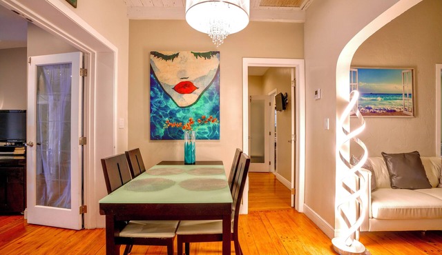 Entire luxurious gated House with front & backyard 10min drive to Miami beach