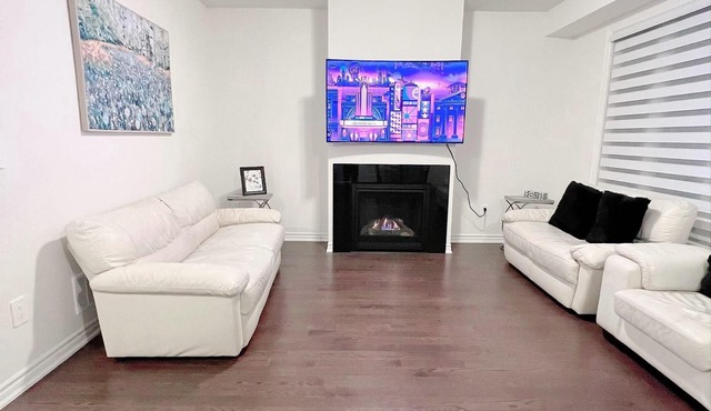 Entire luxurious Retreat 4 Bedroom 2.5 washroom inMilton forlarge families of 10
