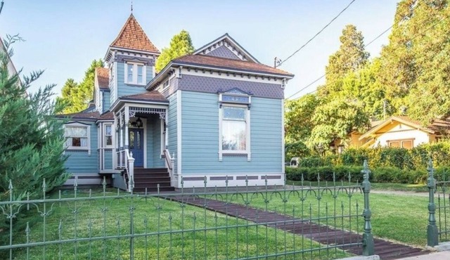 Entire Luxury 3 bedroom Victorian Home ready for your Sierra Vacation