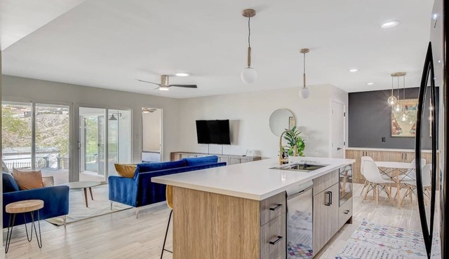 Entire Luxury 4 bd 3 bath home w/ Lake View, Wi-Fi