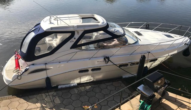ENTIRE LUXURY yacht 70sqm Oyster Fund - Quiet and relaxing - 2 double bedrooms both en-suite - HEATING - sleeps up to 4 people - moored on our Private Island - nearby LEGOLAND THORPE PARK ASCOT RACES WENTWORTH LONDON Lapland UK -NO Parties -