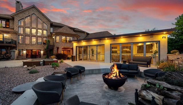 Entire mansion with indoor pool! Perfect for hosting groups. On Lake Michigan