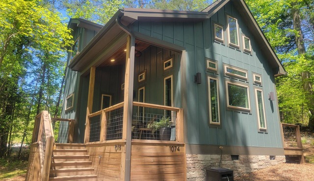 Entire Modern Cabin on 40+ acres, 10 mins from Tryon Equestrian Center TIEC