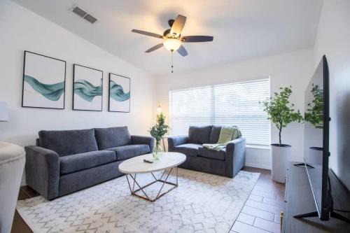 Entire Modern Home in Dade City