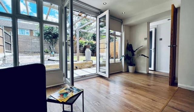 Entire Modern House in Tamworth | 2 Double Beds + Parking