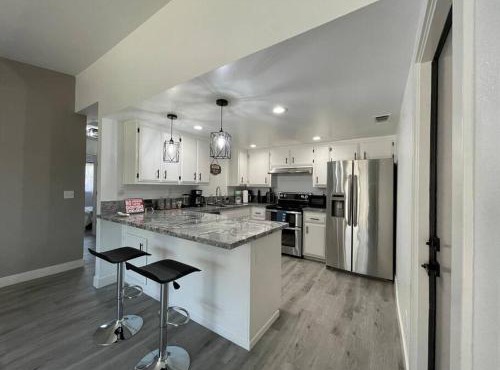 Entire Modern House with King bed & 65inTV