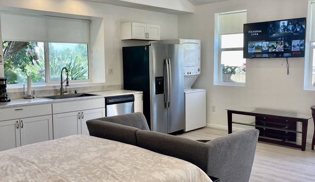 ENTIRE MODERN LUXURY STUDIO PRIVATE FOR UP TWO PEOPLE AT WEST HIILS