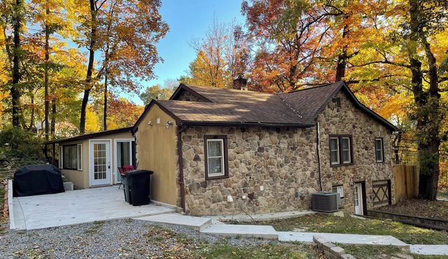 Entire Mountain Cottage Near Scenic Hiking Trails, Your Getaway Retreat!