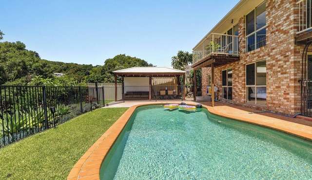 Entire Peaceful Home with Private Pool & Waterfall walk - Banora Point