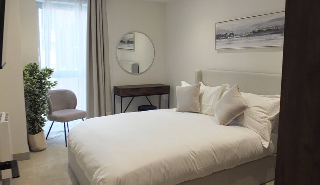 Entire Prestige Apartment in Poole Quay - Free Parking, WiFi & Netflix