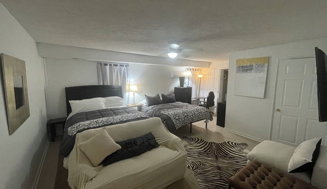 Entire Private Apartment, 2 Queens, Kitchen, Laundry Room, Large Dining Table