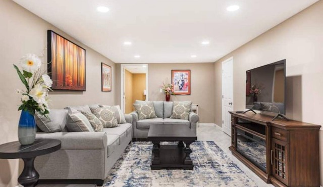 Entire Private Family Home - Minutes to Expo Center, Bourbon Tours, Derby