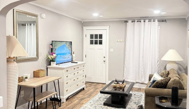 Entire Private Home Sleeps 6 Prime Salisbury Location