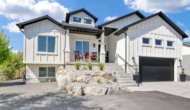 Entire Private Home sleeps 15, Near Skiing, Private Pickleball Court & Hot Tub