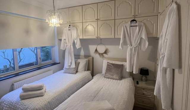 Entire property in Southend & Luxury Jacuzzi Pool, Wi-fi, Parking