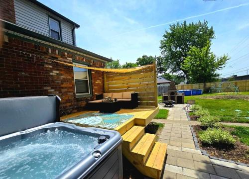 Entire Property hot tub, pool, glamping games MLC