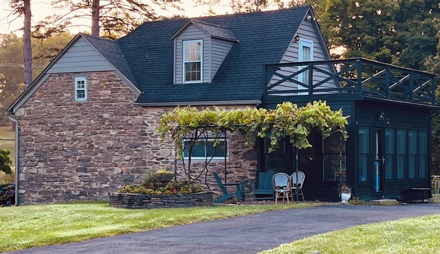 Entire Property Sleeps 10: Farmhouse and Barn Apartments