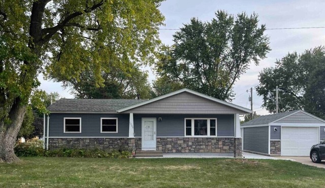 Entire ranch home centrally located in Bettendorf, near bike path and Bett Plex