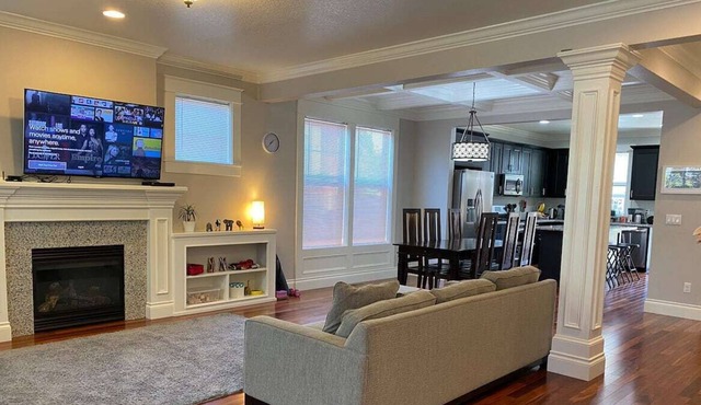 Entire Reed Residential Home - Stylish 4BR Walk to Trader Joe's!