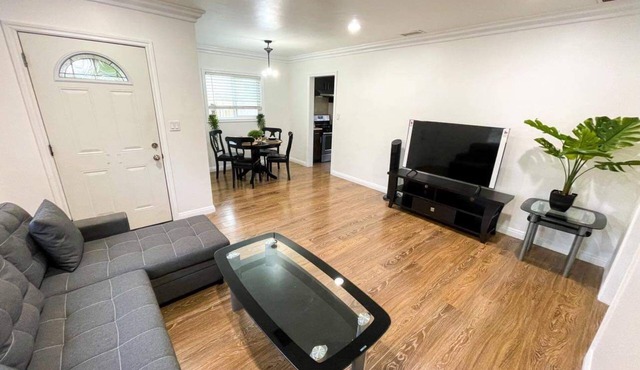 Entire Remodeled House 2B1B in LA w/self check-in