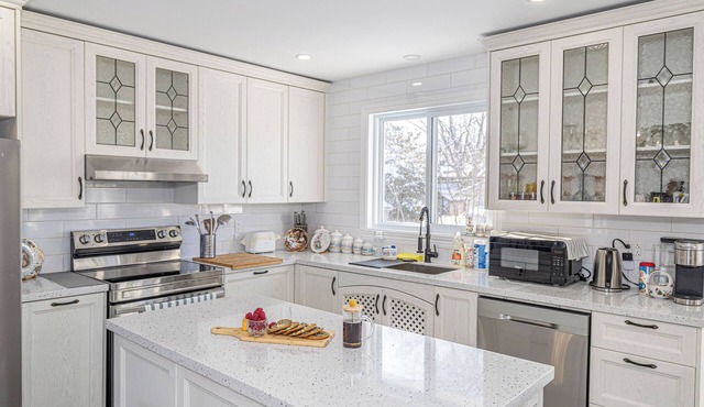 Entire Renovated 5BDR House in Chambly, ALL NEW! Swimming pool