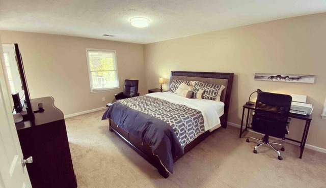 Entire residential home close to shopping, Keeneland, UK and airport.