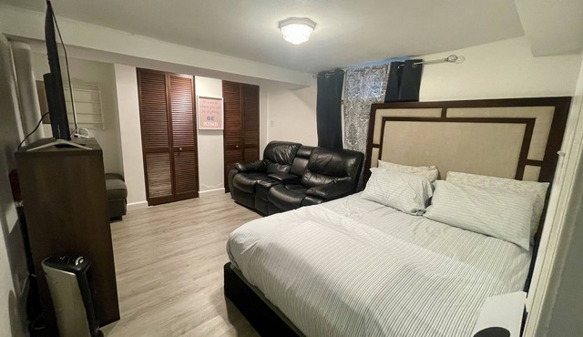 Entire room with queen size bed and private bathroom 250 sqft