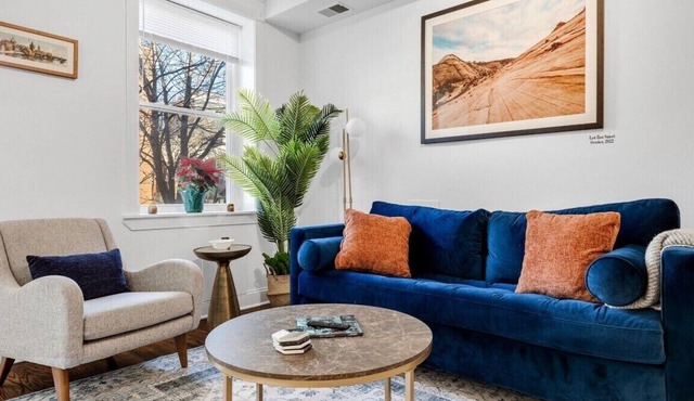 Entire Rowhome in Northwest Washington (Free Parking Spot Included)