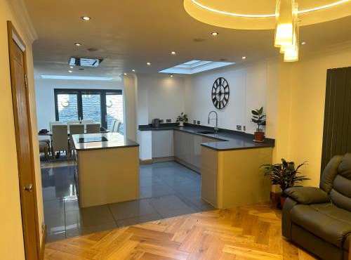 Entire Seaside Home 6 Private BedRooms Sleeps 10,4 Minute Walk To Station