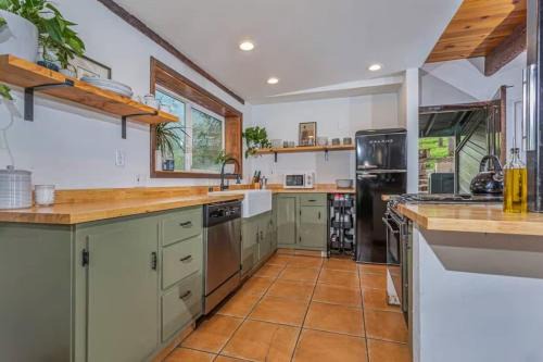 Entire Sequoia Cabin Compound l Walkable to the Park