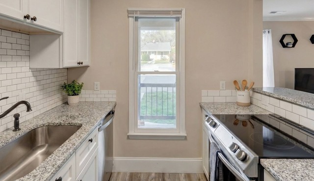 Entire serviced 2-bedroom apartment in Durham