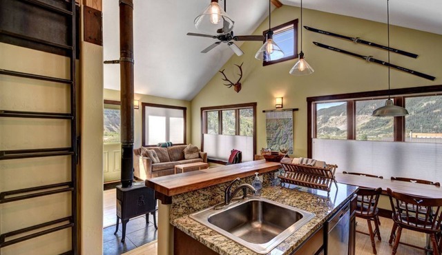 Entire Silverton home w/garage & bike tools!