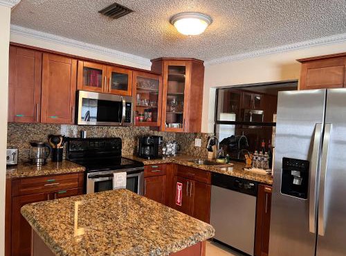 Entire Single Family home 3 bed 2 bath in water front big cozy back yard view