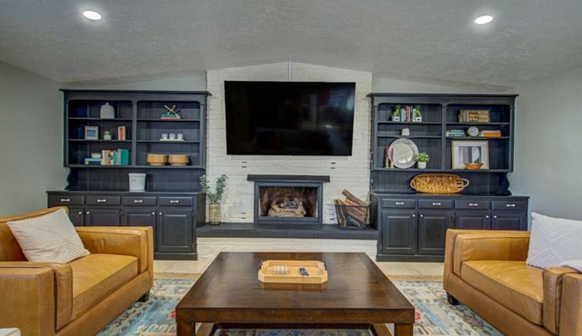 Entire Spacious, Cozy home with backyard retreat