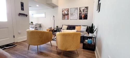 Entire Spacious Vacation Home - 1 mile to all Attractions
