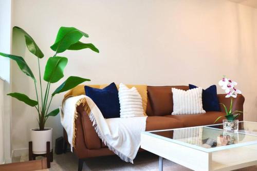 Entire Stunning Townhouse 3br/2.5ba w Parking