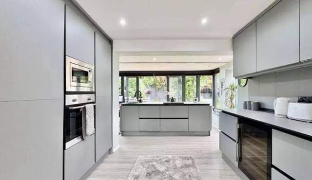 Entire stylish 3 bedroom house available for short and long stays