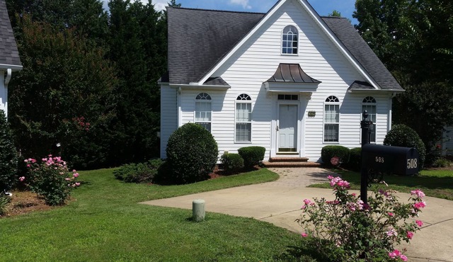 Entire tidy and cozy 2/1 home in prime location