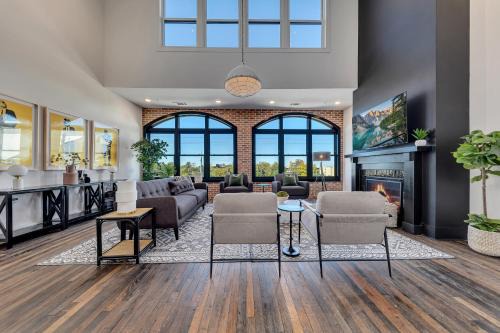 Entire Top Floor Penthouse Loft, sleeps 20