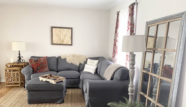 Entire townhome 1/2 mile from historic Harpers Ferry