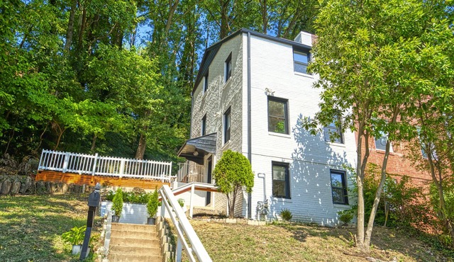 Entire Townhouse In Arlington | Free Parking
