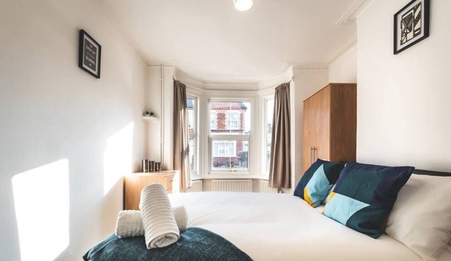 Entire townhouse w/ 6 spacious bedrooms