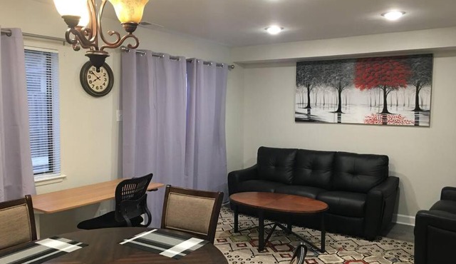 Entire Twnhouse 2bdrms 3Bthrm 2Qbeds 2Levls Fncd Bkyard