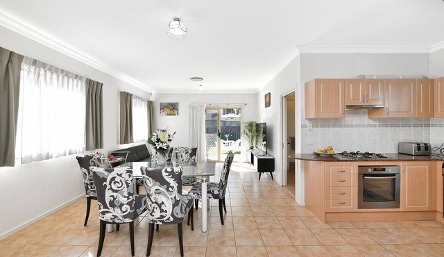 Entire Two Storey House 4/5BR Close to Train Station Airport and Sydney CBD