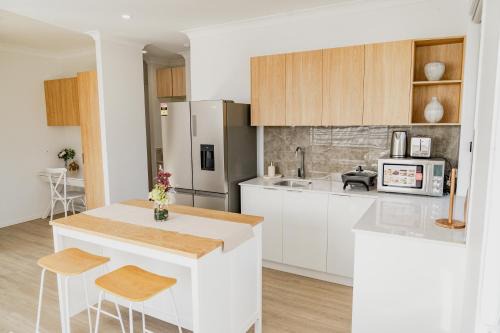 Entire Unit 02 Rooms 04 King Single Beds 11 kms to Goldcoast Airport