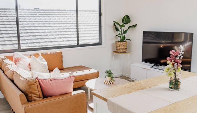 Entire unit 04 KS BEDS 2 Rooms with Kitchenette. 11 Kms to Goldcoast Airport