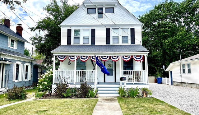 ENTIRE UNIT: Charming Century Home in Harbour town